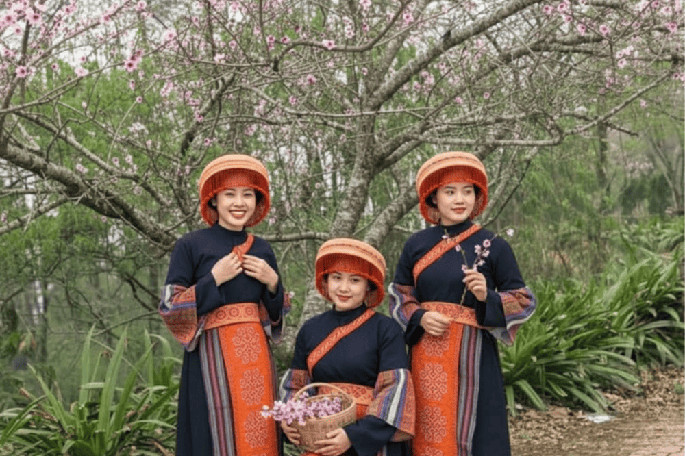 Tourists enjoy taking photos in traditional costumes at Muong Hoa Valley